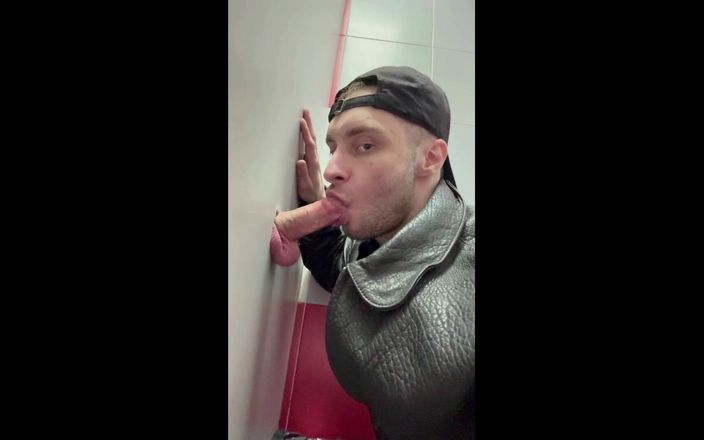 KinkySirius: Scally chav boy dengan jaket kulit ngelakuin glory hole untuk...