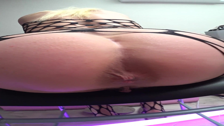 Soffipinkk: I'm Trying to Fart with My Big Ass Before Anal!