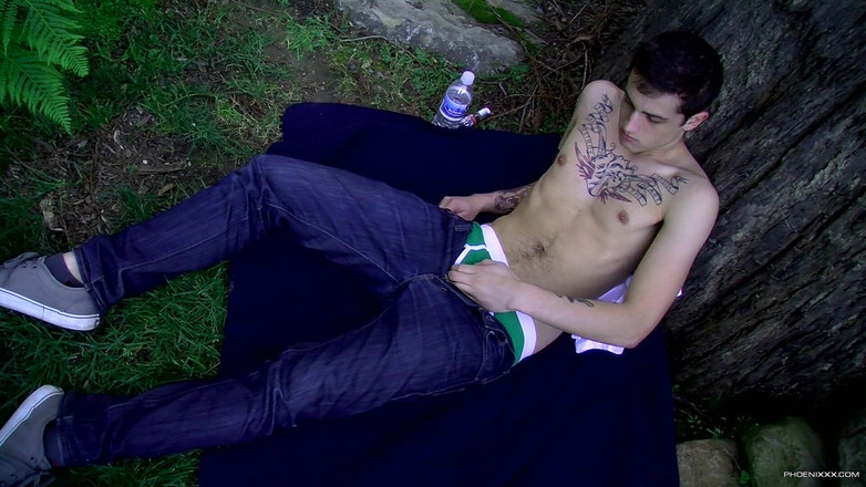 Phoenixxx: Masturbando na floresta com Chris