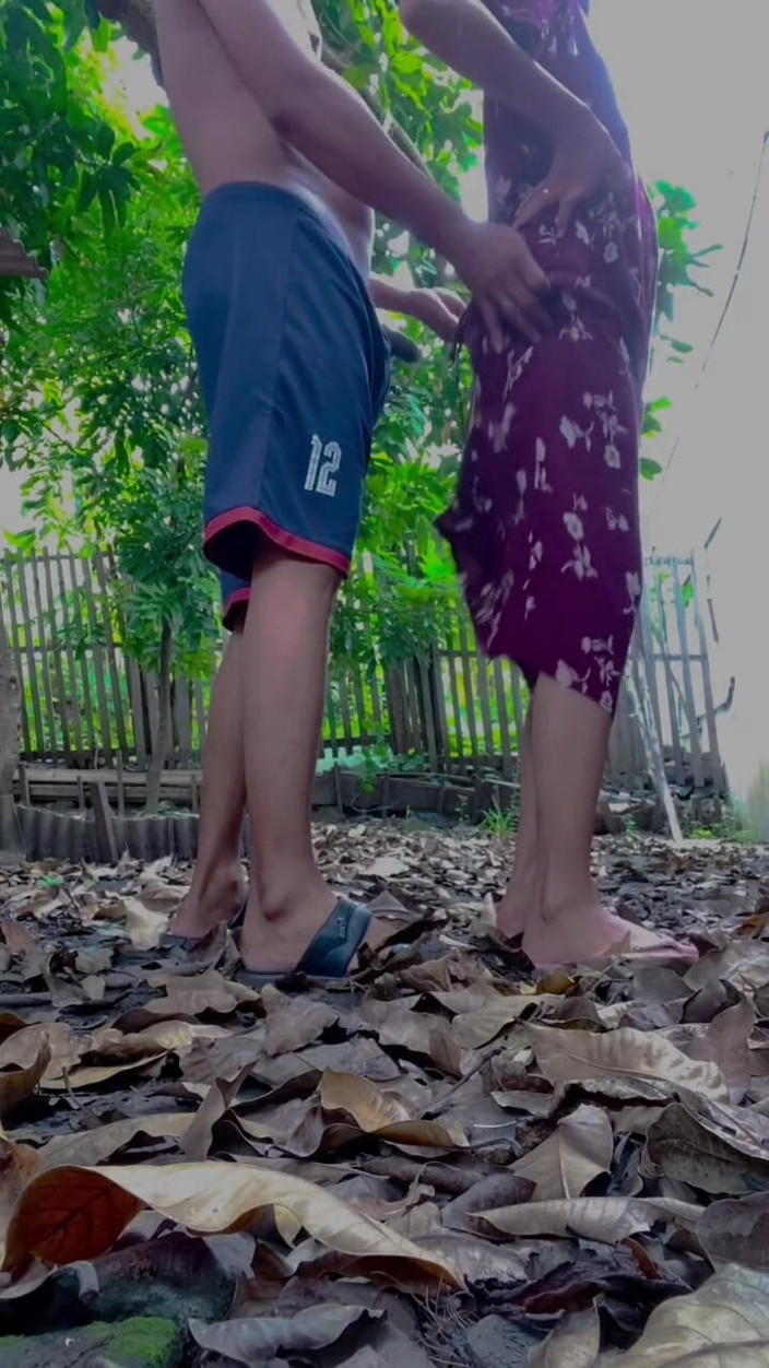 Bella Ivanka: Šukání se sousedovou manželkou na zahradě na zahradě