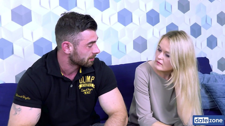 Datezone: Kerel deelt zijn vrouw met een vreemde, gespierde man