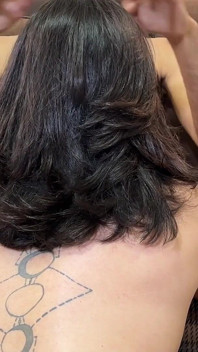 Aanbidding van lang haar en zintuiglijke borsteling door mannelijke handen
