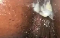 Komşumun karısıyla eğleniyorum. Benim için sikimi yağladı ve ateşli amını yaladı