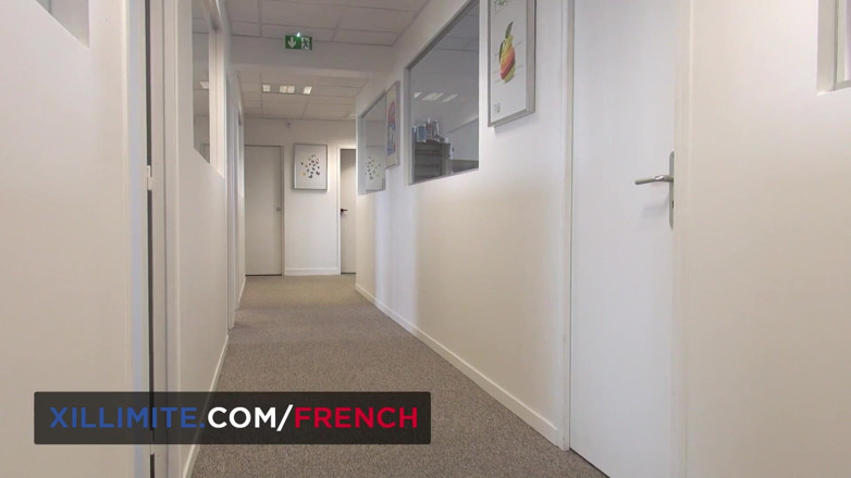 French girls at work: Remaja Perancis Luna Rival dikongkek dubur di atas meja
