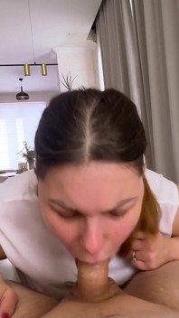 愤怒的妻子真的想用热辣的精液填满她的嘴巴