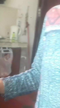 Ev hanımı yemek yaparken sikişiyor