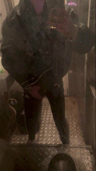 Gopnik Kinkysirius se masturba no banheiro sujo do trem
