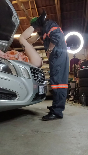 Mysticbabe: Meu carro quebrou e tinha um mecânico com tesão me...