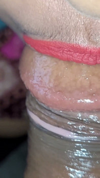 Pembantu hot lagi asik nyepong kontol dan pijat minyak di dapur - close up