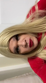 Sissy Crossdresser dégouline de sperme et de goût, puis fait du dirty talk à la caméra