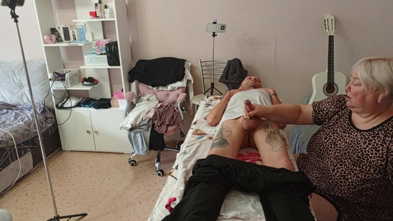 Zona901: Ma belle-mère suce et branle ma bite sur la table...