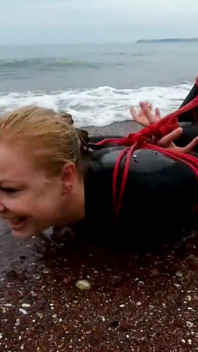 Hogtied Dalam Pakaian Basah - Cabaran Melarikan diri perhambaan tali di pantai