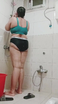 洗澡的女孩
