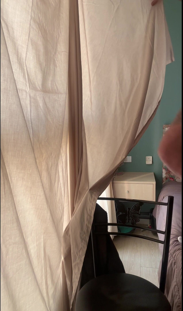 Bzik23: Dick si sundal sportovní nylonové kraťasy.