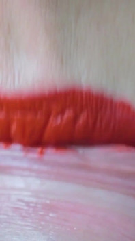 Pompino con il rossetto rosso