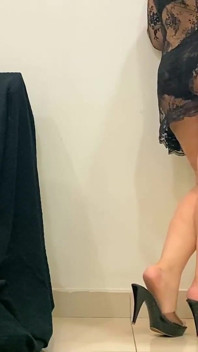 Frumoasă milf sexy cu țâțe mari care merge goală în tocuri înalte, sărind țâțele ei mari și fundul ei perfect