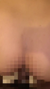 Uma bunda bonita e peitos lindos! Seu corpo delicado é estimulado por um vibrador, e sua buceta sensível goza