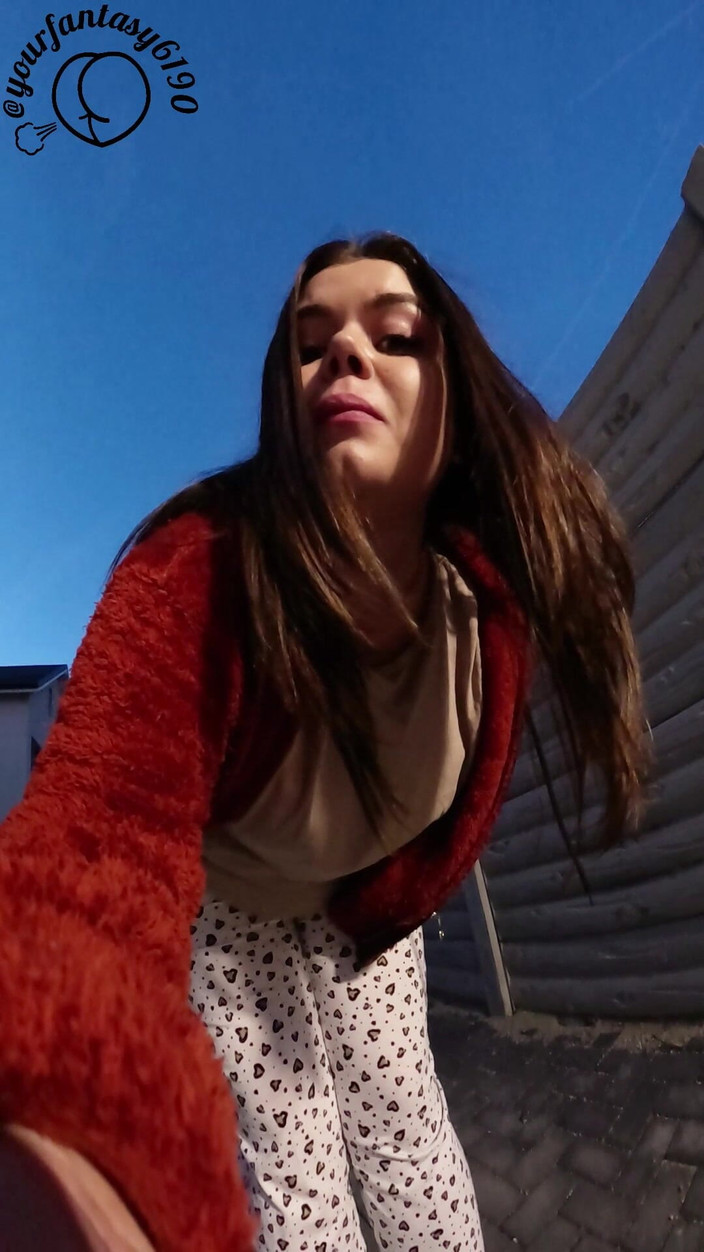 Your fantasy studio: パジャマで外で大声で歩くオナラ