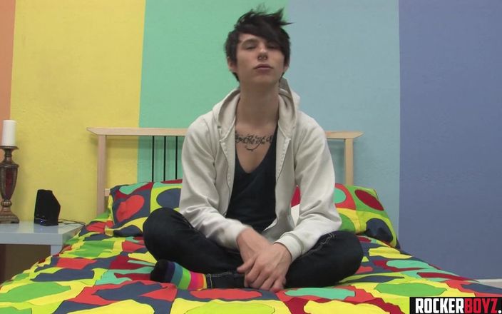 Rocker Boyz: Емо твінк з великим членом дрочить і смокче камшот