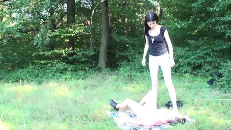 Foot Girls: Human trampling mat for picnic