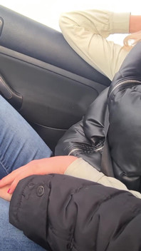 Autostopistă blondă germană agață și se fute riscant cu vedere la persoana 1 în aer liber în mașină