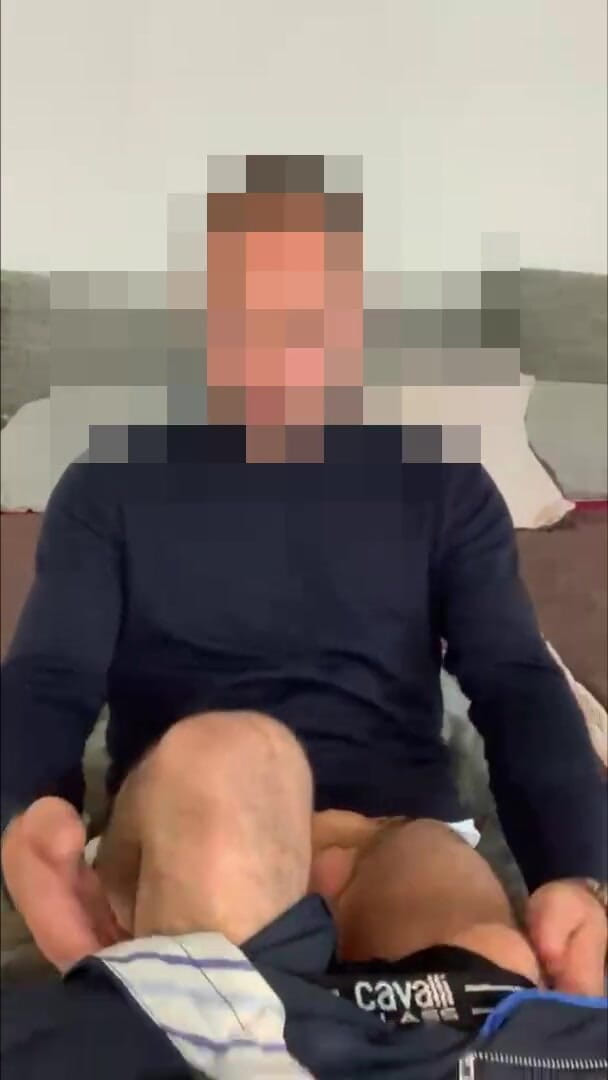 AntoGoesHunting: Un broker căsătorit heterosexual se fute cu un vibrator la...