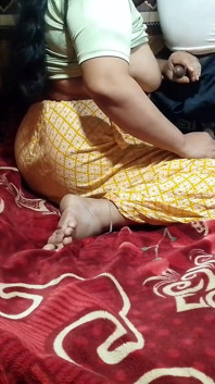 Bhabhi jiran India berkongkek dengan adik iparnya.