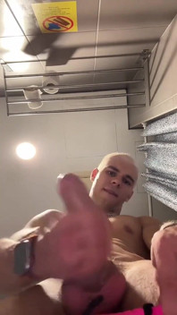 Sono andato in bagno in un ostello e ho deciso di masturbarmi lì