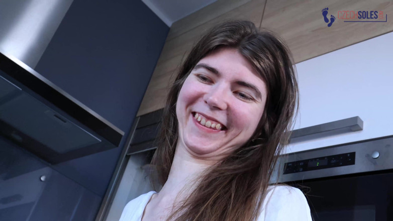 Czech Soles - foot fetish content: Otrok páchnoucí nohama je jí k dispozici