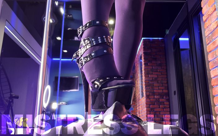 Mistress Legs: Călcare cu tocuri înalte și supt de tocuri în ciorapi sexy mov