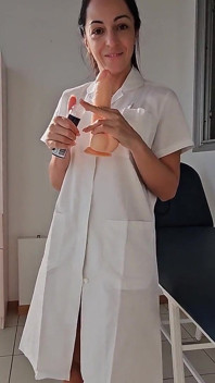 환자를 기다리는 동안 침대에서 자위하는 섹시한 의사