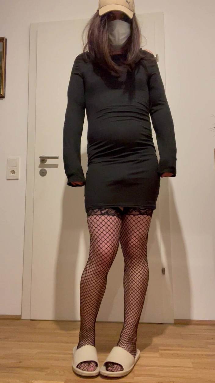 femboysoft: 펨보이 망사 끈 팬티를 입은 크로스 드레스