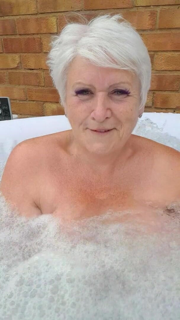 Uk Joolz: Vasca idromassaggio nuda maliziosa