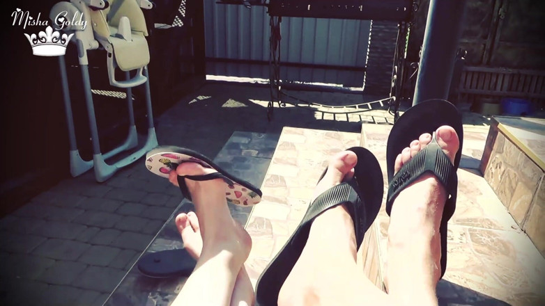 Goddess Misha Goldy: Flip flop en plein air avec alpha