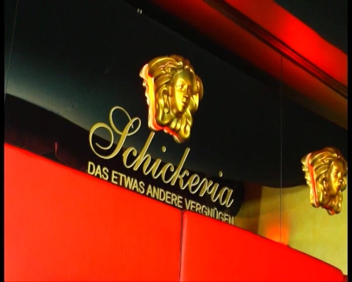 Fuck Cumshot Party: Gagici blonde sug pule tare în joc sălbatic în grup