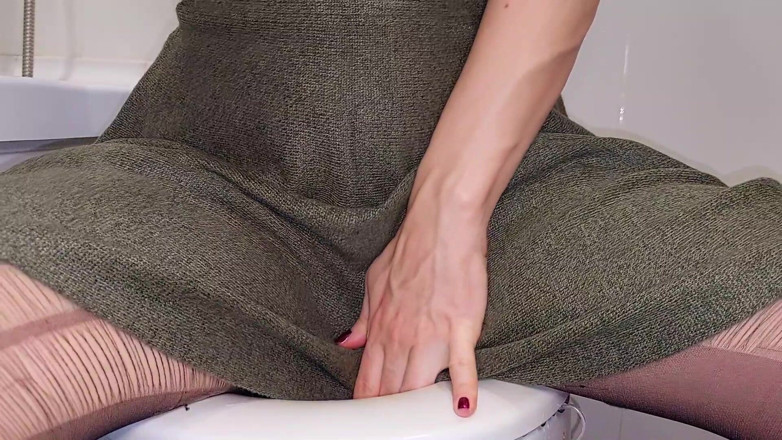 Karina_Doll: Nadržená sekretářka na záchodě si tře její šťavnatou kundičku a chčije