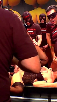 Ggg John Thompson menunjukkan MILF muda, sangat miang dan ceroboh dalam gangbang