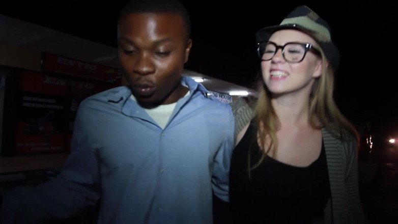 Industry Invaders: Une suceuse de bite blonde amateur incroyable dans ces rues...