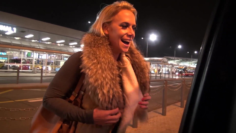 Take Van: Milf met grote tieten op de luchthaven ophalen en neuken