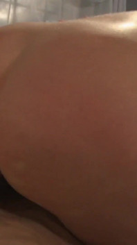 Sexy zralá blondýnka s velkým ptákem v rukou