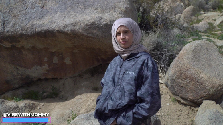 VibeWithMommy: Femeie soldat conservatoare hijabi