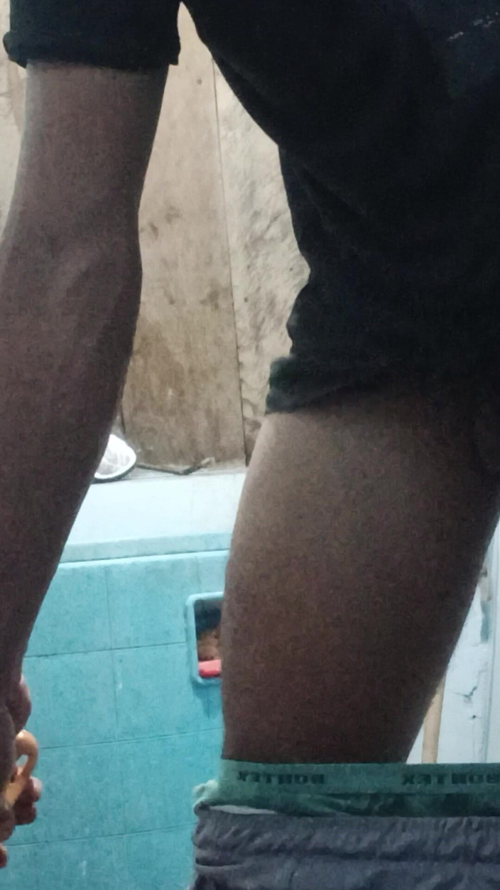 AdmHell: Wielki Kutas ponownie sika w łazience