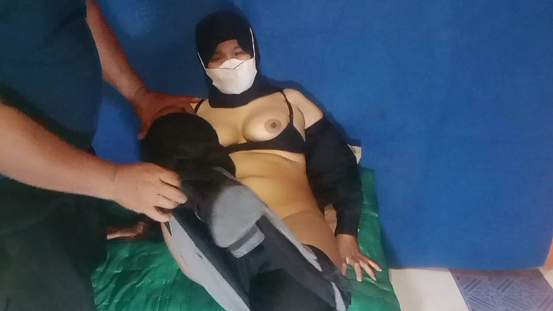 Babang endut: Brincando com a buceta de uma segurança com tesão usando...