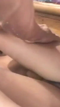Dieses brünette mädchen mit einer behaarten muschi liebt es, ihre muschi und ihren arsch von einem harten schwanz gefickt zu bekommen