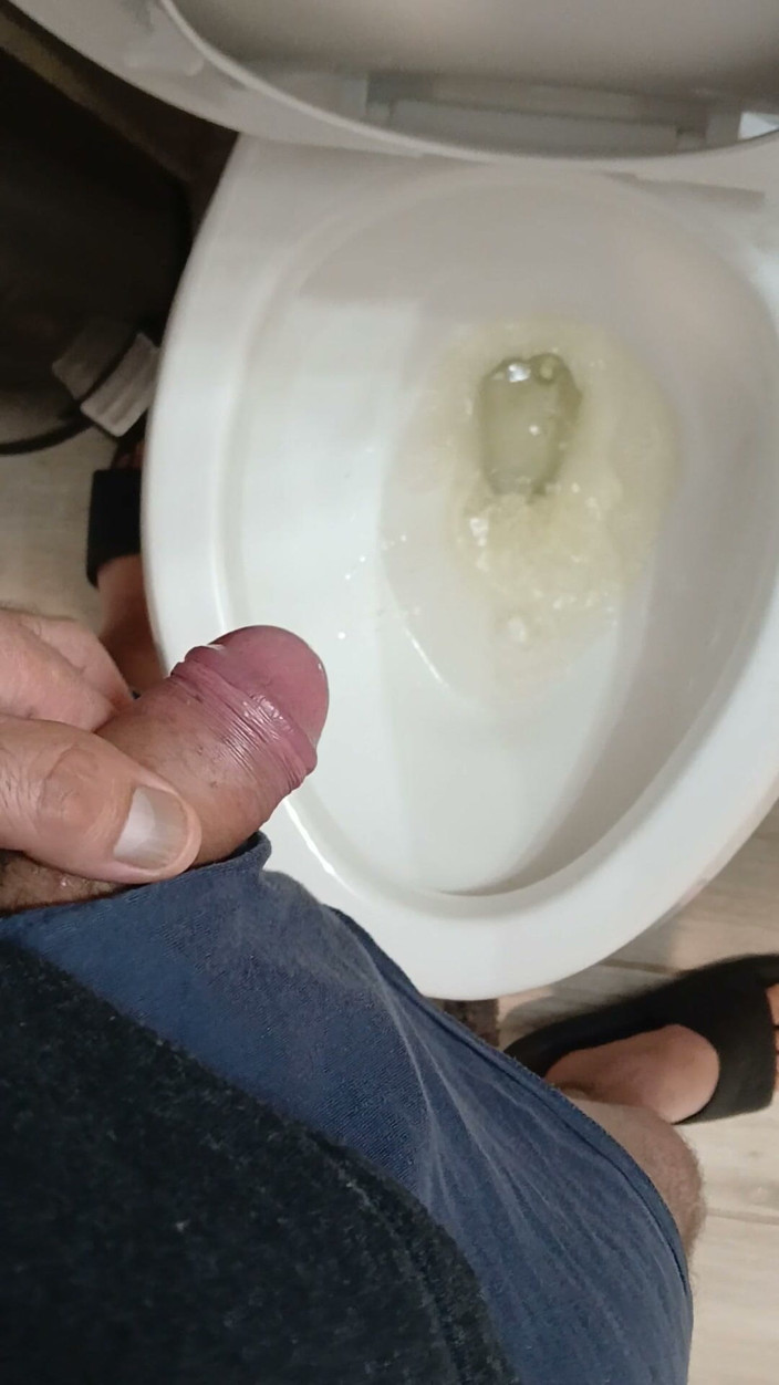 VERGA CON LUNAR: Pissing and Jerking off.