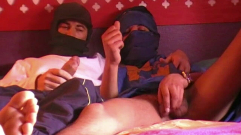ARAB FUCKERS WITH HUGE COCKS: Sesi zakar Arab melancap dengan kawan-kawan