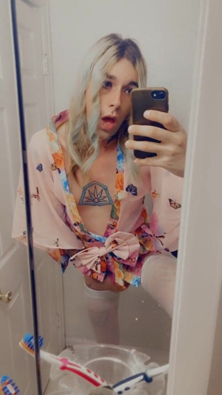 CarmenMelatonin: Kimono kiss babe vuole il cazzo