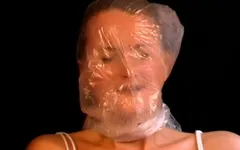 Hon blir påslagen när någon retar henne med en väska