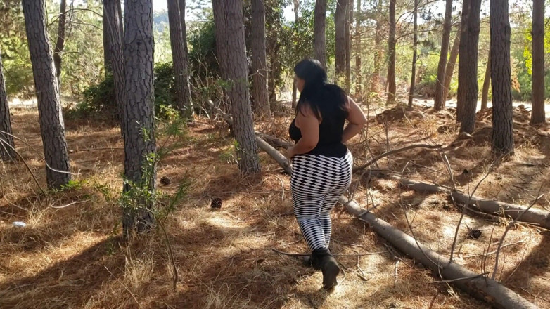 Riderqueen: Big ass walking in forest