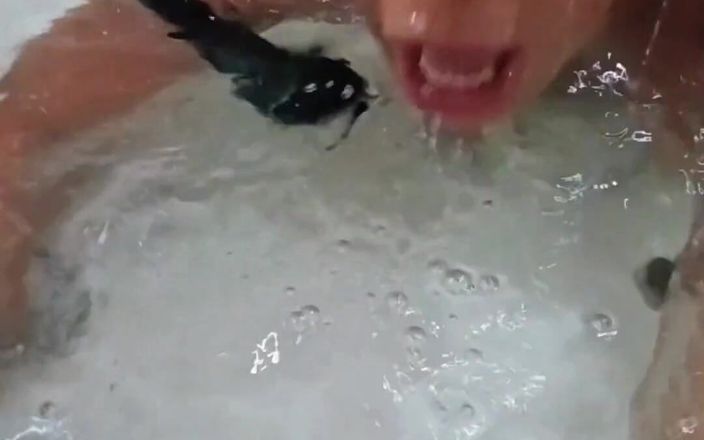Anabel 693: Надуваю пузыри с завязанными глазами под водой